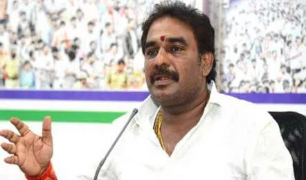 రొంపిచర్లలో పిన్నెల్లి బైఠాయింపు.. నామినేషన్ల వివాదంపై నిరసన