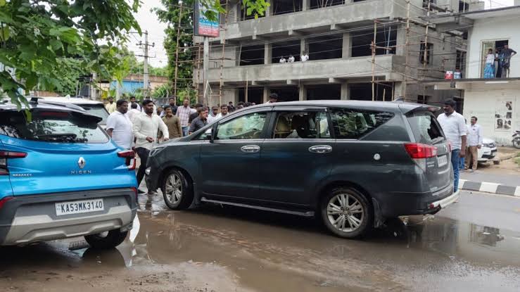 చిత్తూరులో నారాయణస్వామి కారుపై దాడి ఆరోపణలు.. నామినేషన్ల వేళ ఉద్రిక్తత