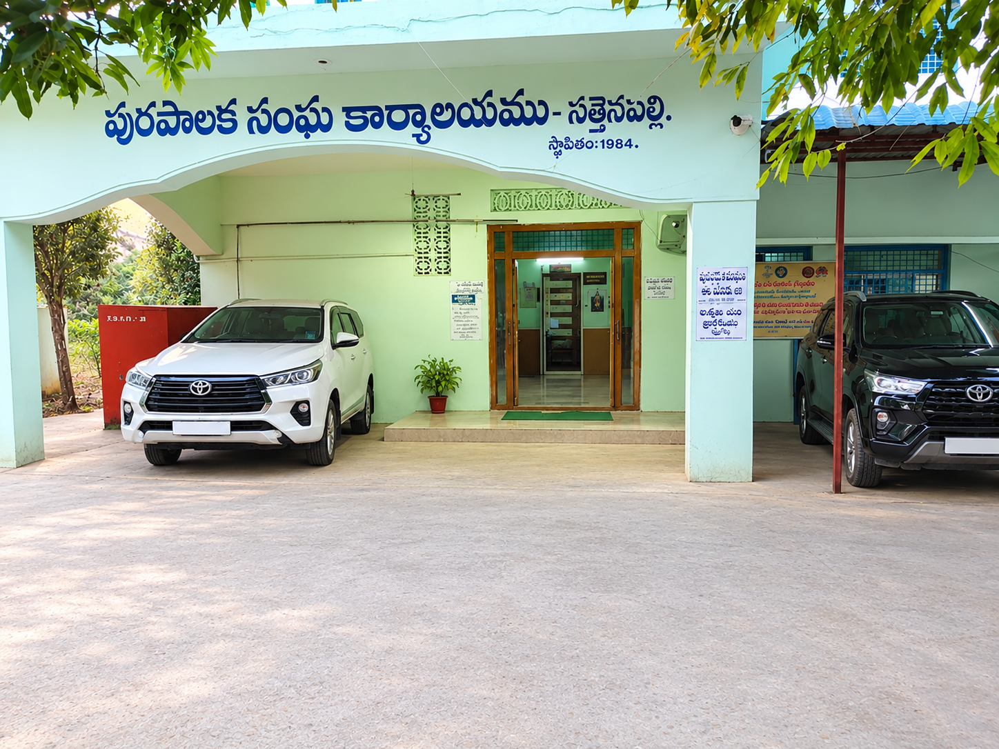 సత్తెనపల్లి మున్సిపాలిటీలో హోరాహోరీ పోరు.. రామాంజనేయులు, నాగులమీరా మధ్య పోటీ